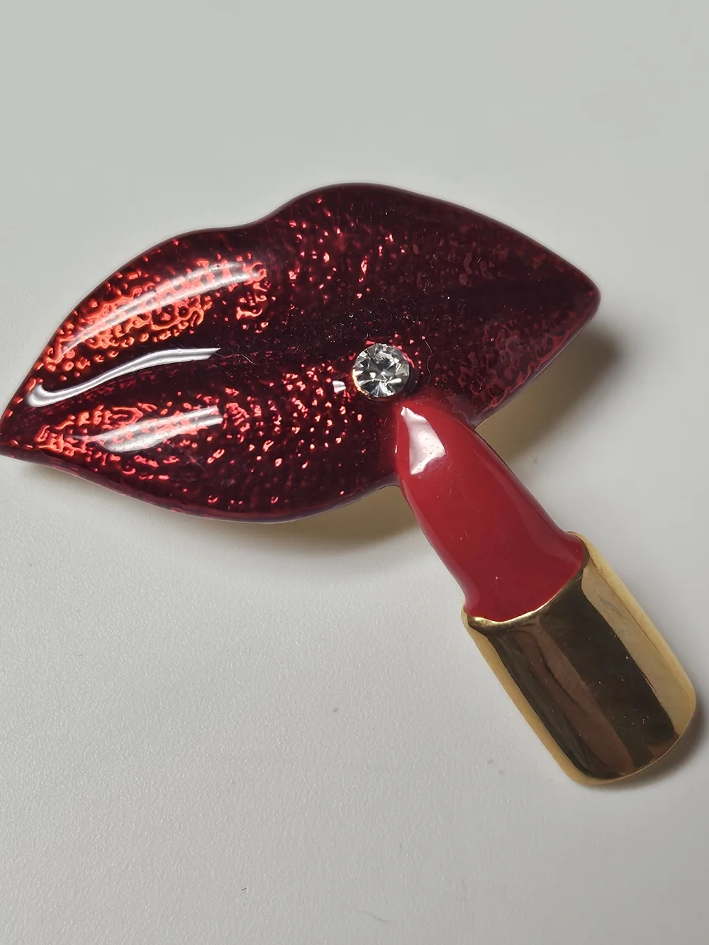 Red Lipstick & Rhinestone Lip Brooch – Bold Red Enamel Accent